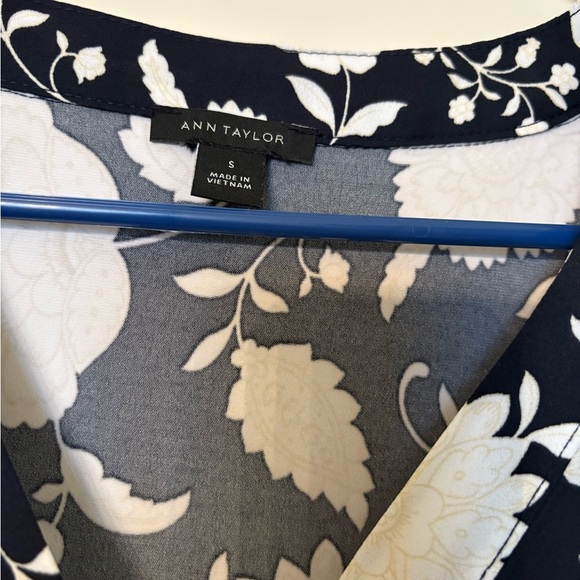 Anne Taylor navy, tan and white floral blouse - Picture 2 of 3